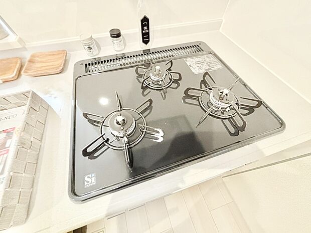 【その他設備(三ツ口コンロ)】三口ガスコンロでお料理が一気にはかどりそう。  