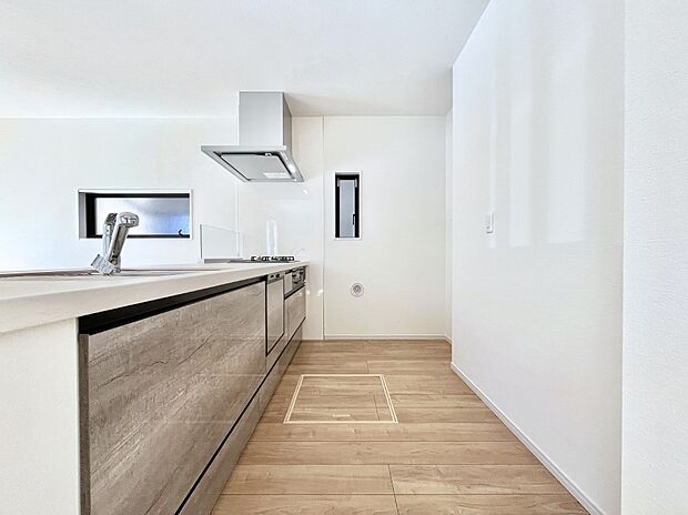 【ダイニングキッチン】~Kitchen~ 自然光が入る窓のあるキッチン☆毎日使う場所だからこそ、使い勝手を考慮しました。ゆったりとしたキッチンコーナーは質感豊かな仕上がりとなっております。