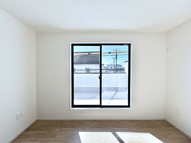 【寝室】~Bed Room~ 「今日も一日お疲れ様」とご夫婦でゆったりくつろげる寝室。毎日の家事やお仕事に疲れた日はフカフカのベットで癒されてください。テレビや本棚をおいても快適な広さが自慢♪