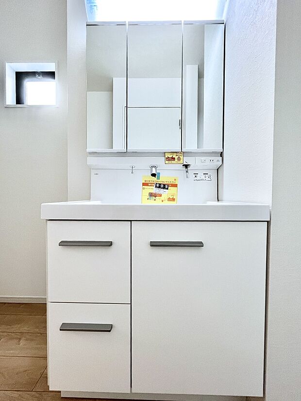 【洗面台・洗面所】~Dressing Room~ 暗くなりがちな洗面所も窓があると採光と換気が可能なので気持ちよくお使い頂けます。三面鏡タイプの洗面台は鏡裏収納で散らかりがちな洗面所もスッキリ♪