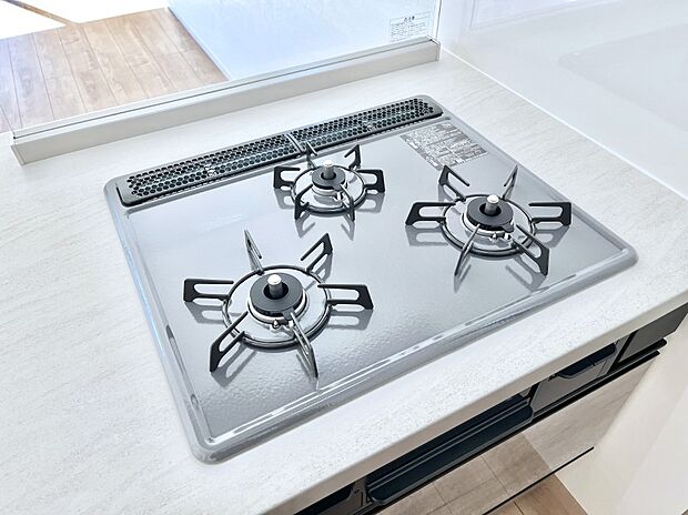 【その他設備(Siセンサーコンロ)】ガスコンロはSiセンサー搭載。火力調節や焦げ付き・消し忘れも防いでくれます。