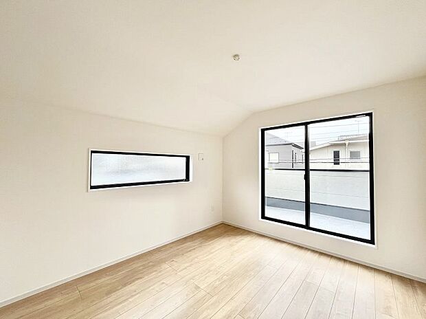 【寝室】～Bed Room～　2面採光を確保した明るい室内は、風通しも良く、大変居心地の良い空間となっております。爽やかな風を感じて起きる朝は、快適生活の始まりに！日当たりや通風がとても良い住まい♪