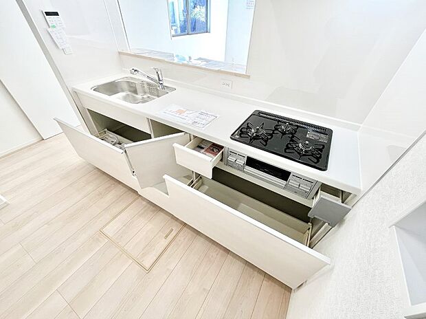 【その他設備(スライド収納)】スライド式収納なので上からの出し入れが可能！腰をかがめずに楽々！ 