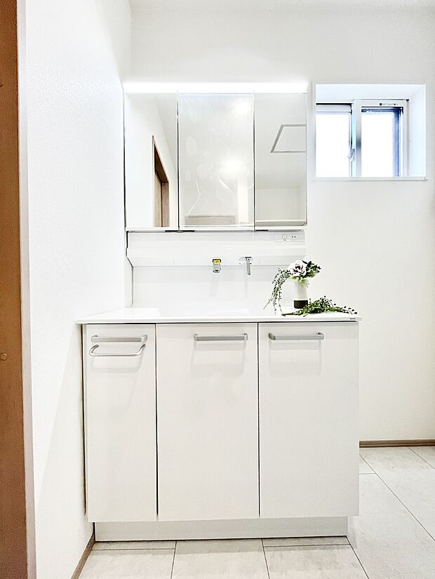 【洗面台・洗面所】スタイリングに便利な三面鏡、ミラーキャビネットで細かい物スッキリ