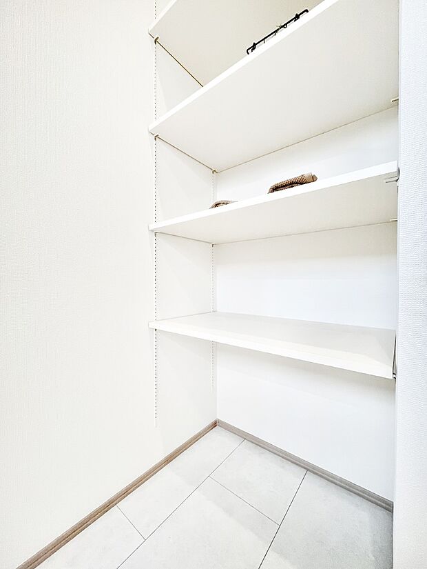 【その他設備(洗面室収納)】散らかりがちなランドリースペースもスッキリ整頓！広々使えて快適ですね。