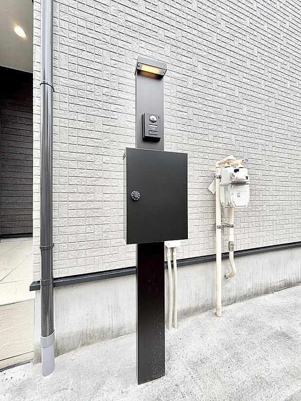 【その他現地】シンプルデザインのポスト。