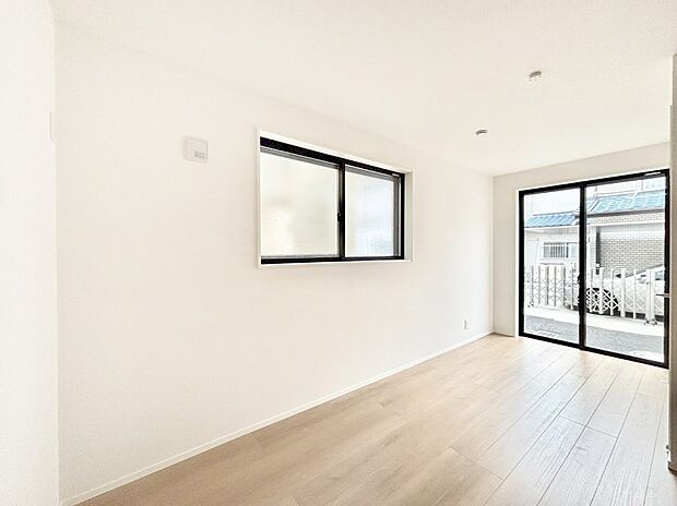 【寝室】～Bed Room～　2面採光を確保した明るい室内は、風通しも良く、大変居心地の良い空間となっております。爽やかな風を感じて起きる朝は、快適生活の始まりに！日当たりや通風がとても良い住まい♪