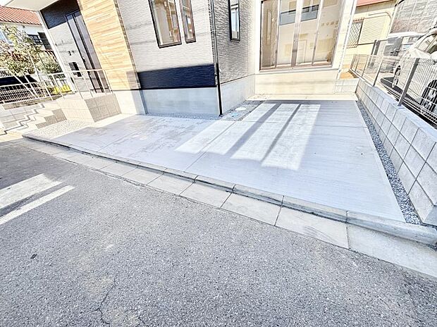 【駐車場】～Parking～　駐車場２台置けます！(車種による)自転車置き場や物置場として、お子様の遊ぶスペースとして、ゆとりある敷地だからこそ可能な多用途にご利用いただけるスペースです。