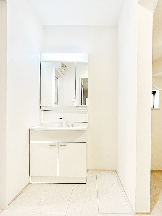 【洗面台・洗面所】◆A号棟◆～Dressing Room～　明るく清潔感溢れるパウダールーム。毎日使う場所だからこそ、快適な空間となっております。シャンプードレッサーを採用しておりますので、朝シャンも手軽に出来ます。