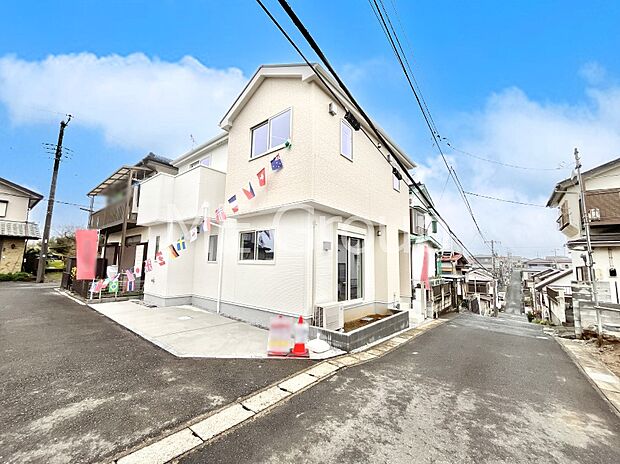 【前面道路含む現地写真】~Exterior~ 前面道路は閑静な住宅地をはしる車通りの少ない道路。駐車の出し入れもらくらくです!ご不明点・現地見学のご希望は、お気軽にお問い合わせください!