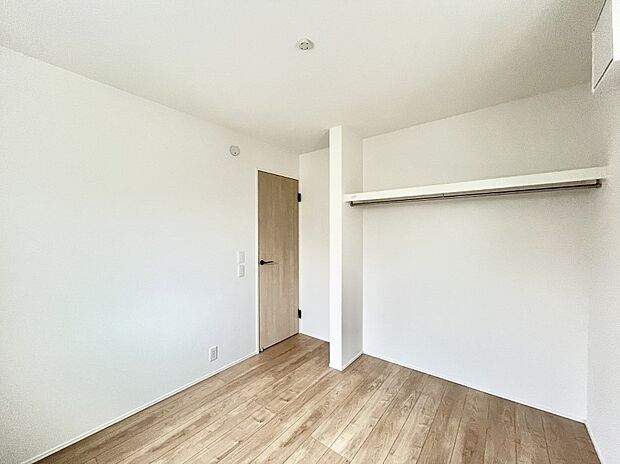 【寝室】~Bed Room~ 居室には収納クローゼットを完備!普段使いのお洋服や小物はもちろん、季節物のお洋服などもしっかりと整理整頓おしまい頂けます。 居室空間を広く使用できますね。