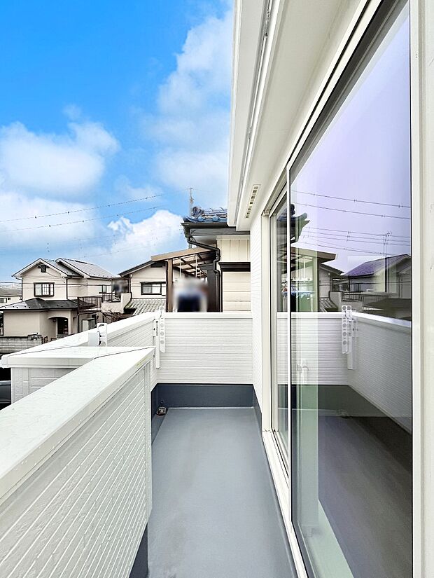 【バルコニー】~Balcony~ 大きな空に囲まれた気持ちのいい家。 バルコニーを覗くだけで圧倒的な開放感に包まれます。 バルコニーは陽がさしこみお布団や洗濯物を気持ちよく干すことができます。