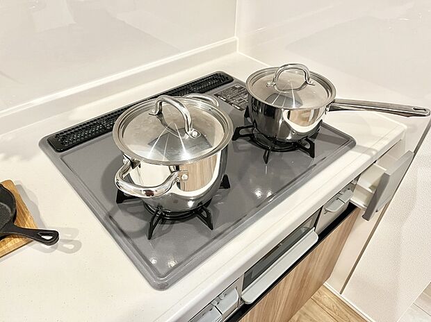 【その他設備(Siセンサーコンロ)】ガスコンロはSiセンサー搭載。火力調節や焦げ付き・消し忘れも防いでくれます。