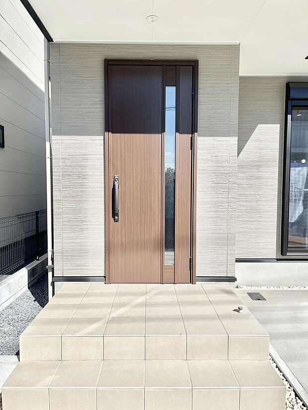 【玄関】大切な家族、来客を出迎える玄関。