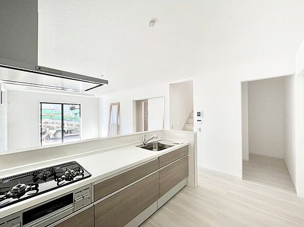 【ダイニングキッチン】◆1号棟◆～Kitchen～　「さぁ今日は何を作ろう」こんなキッチンなら思いっきり料理ができちゃいます。キッチンからはリビングが一望できます。家族がつながるお家がここにございます。