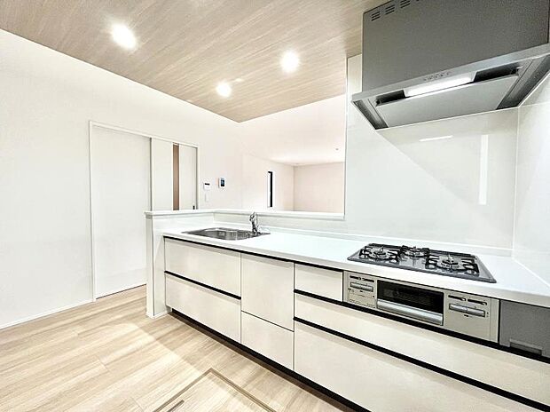 【ダイニングキッチン】料理をしながらでもご家族との会話を楽しめる対面キッチン