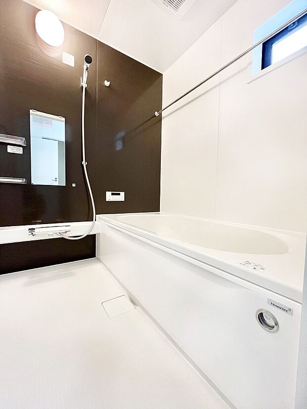 【浴室】～Bath Room～　落ち着いた雰囲気の浴室で明日に向けてリフレッシュ。浴室乾燥機能も付いているので隣の洗濯機置き場で洗い上がった洗濯物を、雨の日も天気を気にせず乾燥させることも可能です。
