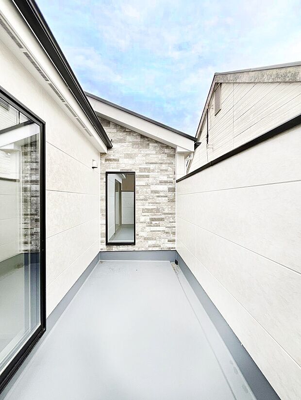 【バルコニー】～Balcony～ バルコニーは温かい陽がさしこみ、お布団や洗濯物を気持ちよく干すことができます。 使いやすく開放的なバルコニーです♪陽ざしがたっぷり降り注ぐ、バルコニー付き住まい。 