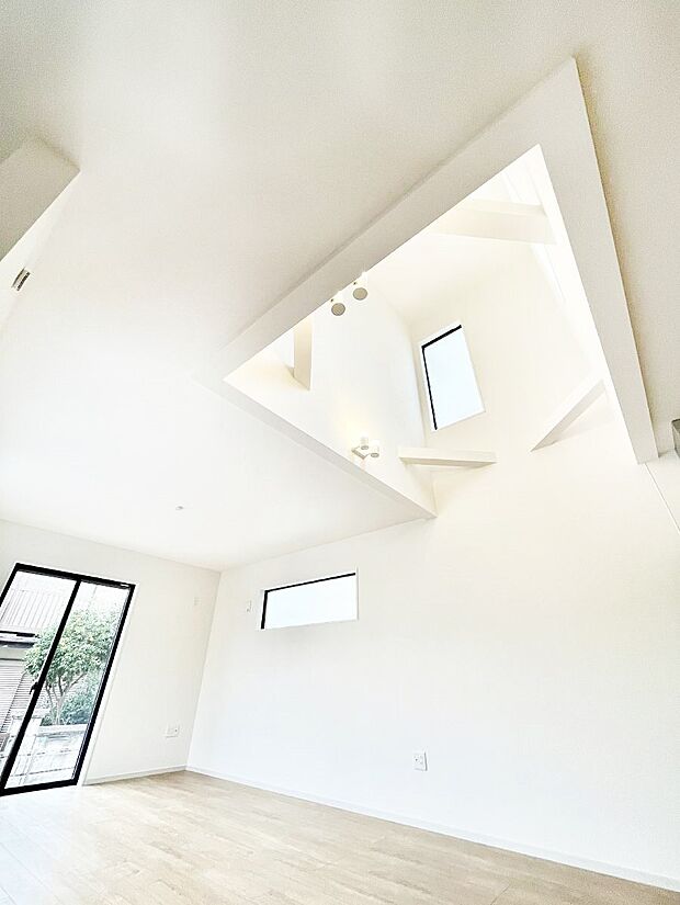 【その他設備(吹き抜け　)】明るい日差しが差し込む吹き抜け設計