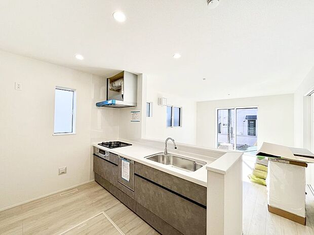 【ダイニングキッチン】～Kitchen～ リビングが見渡せるカウンターキッチン。 料理をしながら家族とコミュニケーションをとれるだけでなく、大きな開放感も得ることができます。 お子様の成長も感じることができますね！