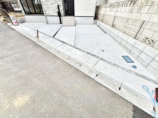 【駐車場】～Parking～　駐車場２台置けます！(車種による)自転車置き場や物置場として、お子様の遊ぶスペースとして、ゆとりある敷地だからこそ可能な多用途にご利用いただけるスペースです。