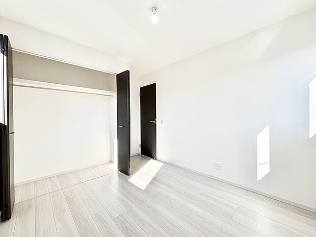 【寝室】～Bed Room～ 全居室には収納クローゼットを完備！普段使いのお洋服や小物はもちろん、季節物のお洋服などもしっかりと整理整頓おしまい頂けます。 居室空間を広く使用できますね。