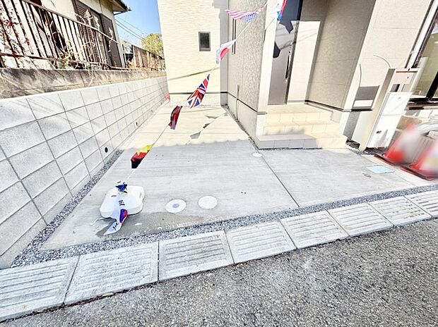 【駐車場】～Parking～ 嬉しいコンクリート仕上げのカースペース。雨の日も足元を気にせず外出できます。空いたスペースには、花や緑で彩るガーデニングもオススメです。  