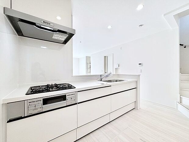 【ダイニングキッチン】～Kitchen～ リビングが見渡せるカウンターキッチン。 料理をしながら家族とコミュニケーションをとれるだけでなく、大きな開放感も得ることができます。 お子様の成長も感じることができますね！