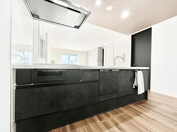 【ダイニングキッチン】～Kitchen～ リビングが見渡せるカウンターキッチン。 料理をしながら家族とコミュニケーションをとれるだけでなく、大きな開放感も得ることができます。 お子様の成長も感じることができますね！