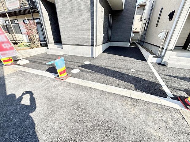 【駐車場】◆１号棟◆～Parking～ 嬉しいコンクリート仕上げのカースペース。雨の日も足元を気にせず外出できます。空いたスペースには、花や緑で彩るガーデニングもオススメです。  