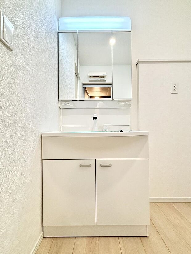 【洗面台・洗面所】◆１号棟◆～Dressing Room～ 清潔感溢れる色合いで統一されていると、スッキリと整った印象をうけます。鏡の裏にはたっぷりと収納スペースを標準装備！水廻りは、シンプルかつ機能性を重視して。