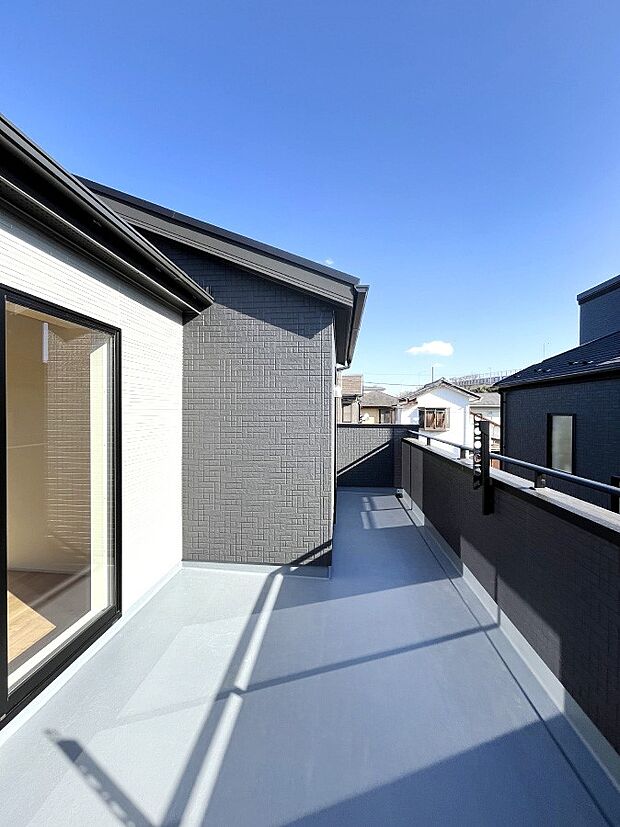 【バルコニー】◆１号棟◆～Balcony～ バルコニーは温かい陽がさしこみ、お布団や洗濯物を気持ちよく干すことができます。 使いやすく開放的なバルコニーです♪陽ざしがたっぷり降り注ぐ、バルコニー付き住まい。 