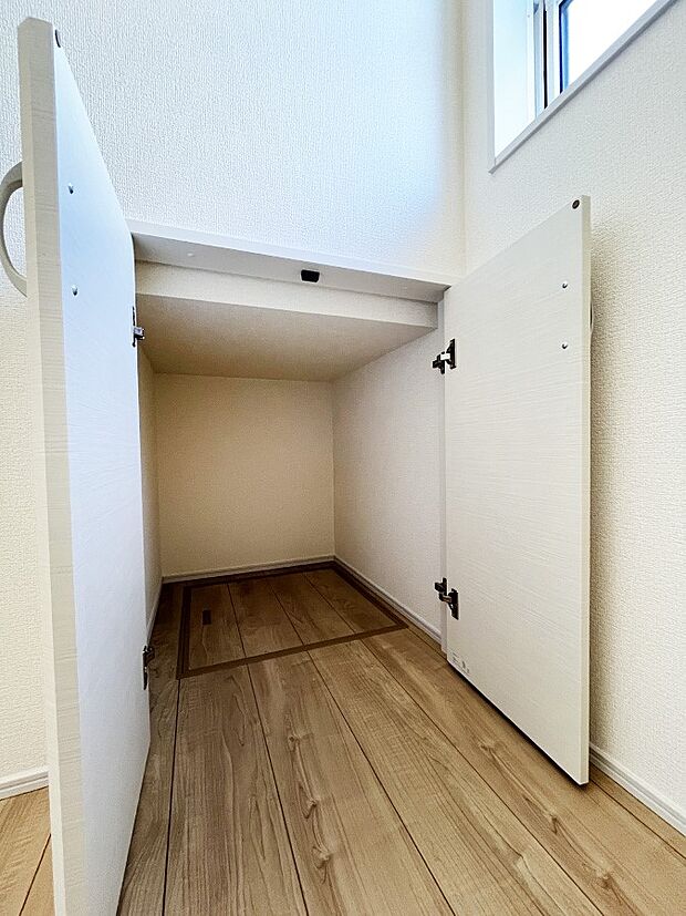 【その他設備(玄関収納)】◆１号棟◆物が集まりそうな玄関周りもスッキリ片付きます。