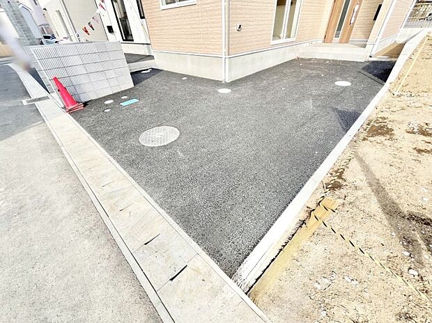 【駐車場】◆３号棟◆～Parking～ 嬉しいコンクリート仕上げのカースペース。雨の日も足元を気にせず外出できます。空いたスペースには、花や緑で彩るガーデニングもオススメです。  