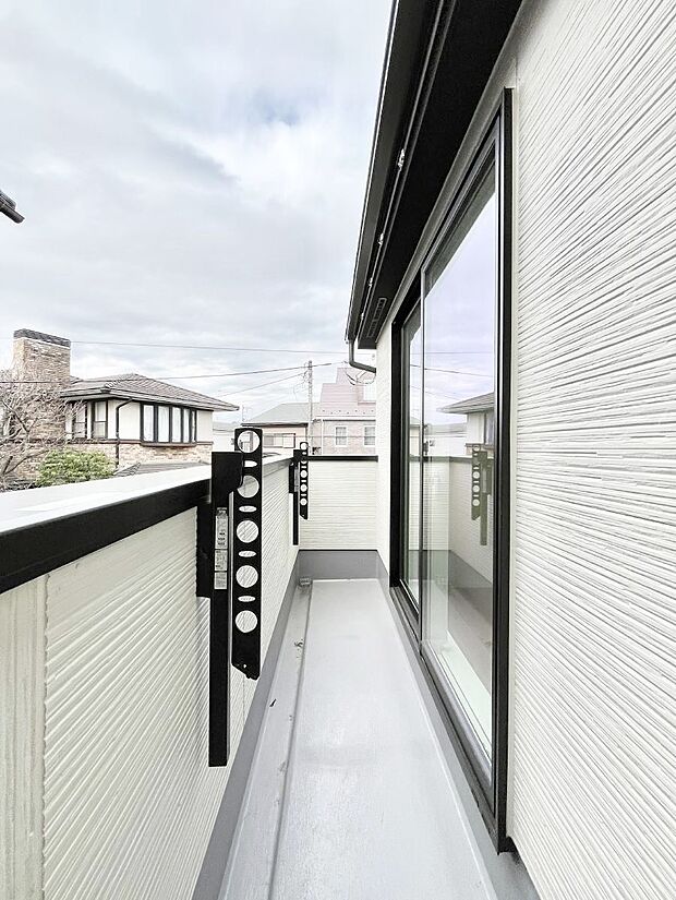 【バルコニー】～Balcony～ バルコニーは温かい陽がさしこみ、お布団や洗濯物を気持ちよく干すことができます。 使いやすく開放的なバルコニーです♪陽ざしがたっぷり降り注ぐ、バルコニー付き住まい。 