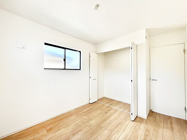 【寝室】～Bed Room～　部屋数が多いのが戸建てのメリットです。ご家族が増えたことで手狭に感じていた住まいも戸建てでは各居室プライバシーを保つことができます。住まいにゆとりが生まれ心もリラックスできます♪