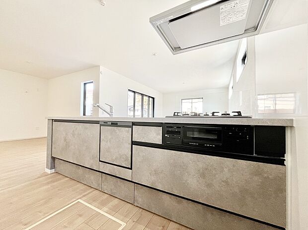 【ダイニングキッチン】～Kitchen～　広くて使いやすいキッチンなら家族でいっしょに料理をつくったり、後片付けも手間なくできちゃいます♪収納もたっぷりあるので、いつもすっきりと清潔な印象を保てます。