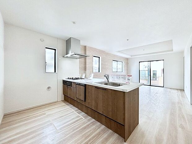 【ダイニングキッチン】～Kitchen～　自然光が入る窓のあるキッチン☆毎日使う場所だからこそ、使い勝手を考慮しました。ゆったりとしたキッチンコーナーは質感豊かな仕上がりとなっております。