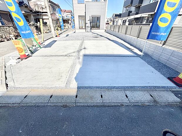 【駐車場】～Parking～　駐車場３台置けます！(車種による)自転車置き場や物置場として、お子様の遊ぶスペースとして、ゆとりある敷地だからこそ可能な多用途にご利用いただけるスペースです。