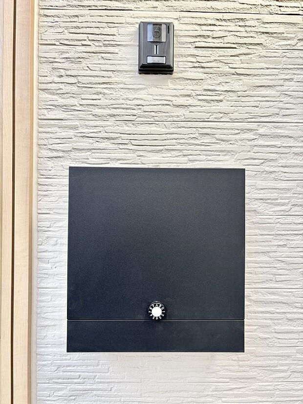 【その他現地】シンプルデザインのポスト。