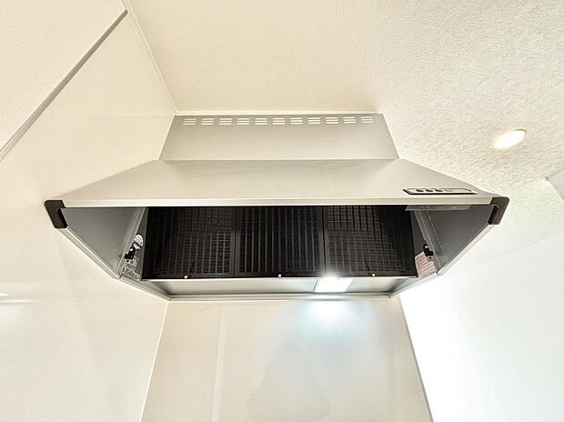 【冷暖房・空調設備(レンジフード)】フラットタイプのレンジフード、お手入れがしやすいですね！