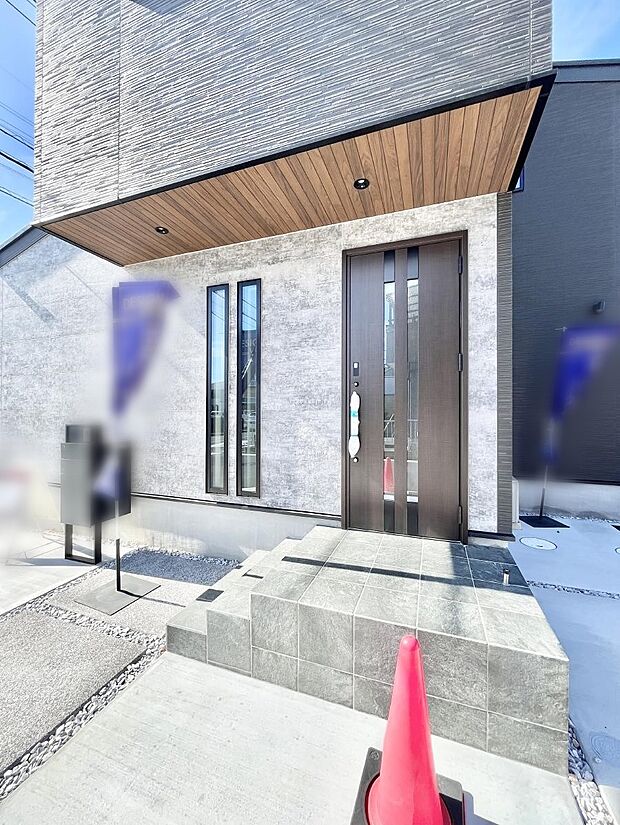 【玄関】～Entrance～ 玄関は、お客さんをお迎えする場であり、家族が出入りする場でもあるので「おうちの顔」とも呼ばれる重要な場所！ すっきりと明るく、いつでもお客様をお出迎えできるような設計をしました！