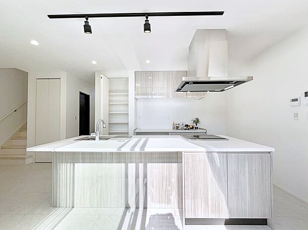 【ダイニングキッチン】～Kitchen～リビングが見渡せるカウンターキッチン。料理をしながら家族とコミュニケーションをとれるだけでなく、大きな開放感も得ることができます。 お子様の成長も感じることができますね！