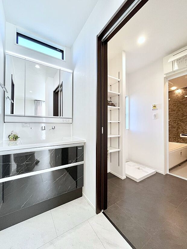 【洗面台・洗面所】～Dressing Room～　十分な大きさの洗面台は収納もさる事ながら、身だしなみチェックや歯磨きなど、朝の慌ただしい時間でもホテルライクなスペースで余裕とゆとりを感じて頂けます。