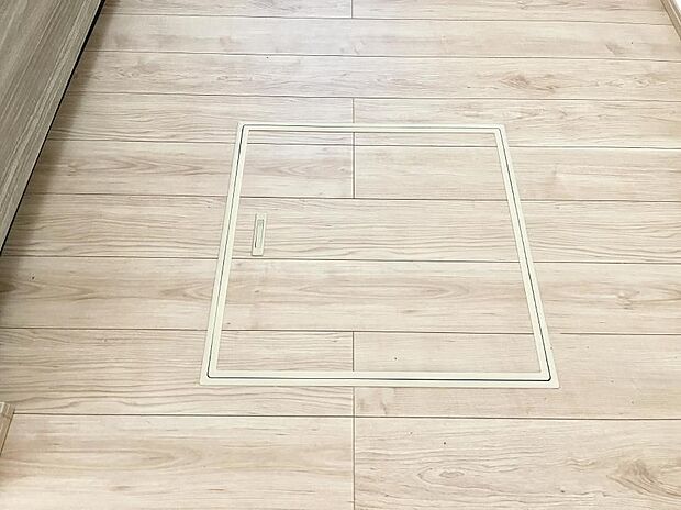 【その他設備(床下収納)】◆B号棟◆床下収納付き！日用品・非常用品の収納にも大活躍。