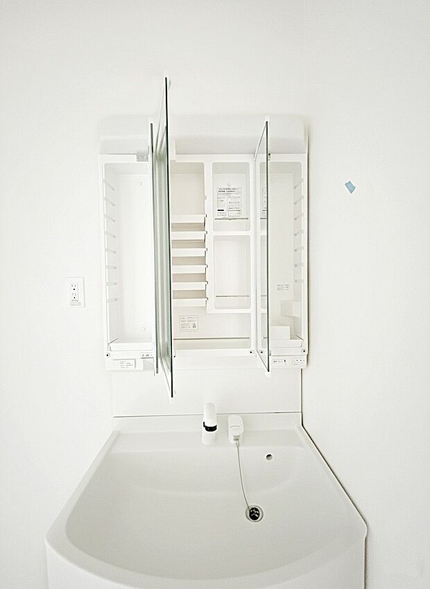 【その他設備(三面鏡裏収納)】◆B号棟◆三面鏡の裏に、化粧品や衛生用品などを収納可能。洗面台をすっきりと保ちます！