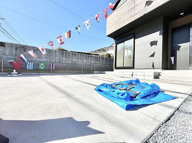 【駐車場】◆１号棟◆～Parking～　駐車場２台置けます！(車種による)自転車置き場や物置場として、お子様の遊ぶスペースとして、ゆとりある敷地だからこそ可能な多用途にご利用いただけるスペースです。