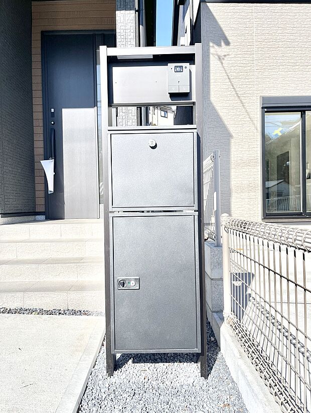 【その他現地】◆１号棟◆表札・インターホン・ポスト・宅配ＢＯＸをひとつに集約。エントランスになじむシンプルデザイン。