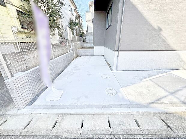 【駐車場】～Parking～　駐車場２台置けます！(車種による)自転車置き場や物置場として、お子様の遊ぶスペースとして、ゆとりある敷地だからこそ可能な多用途にご利用いただけるスペースです。