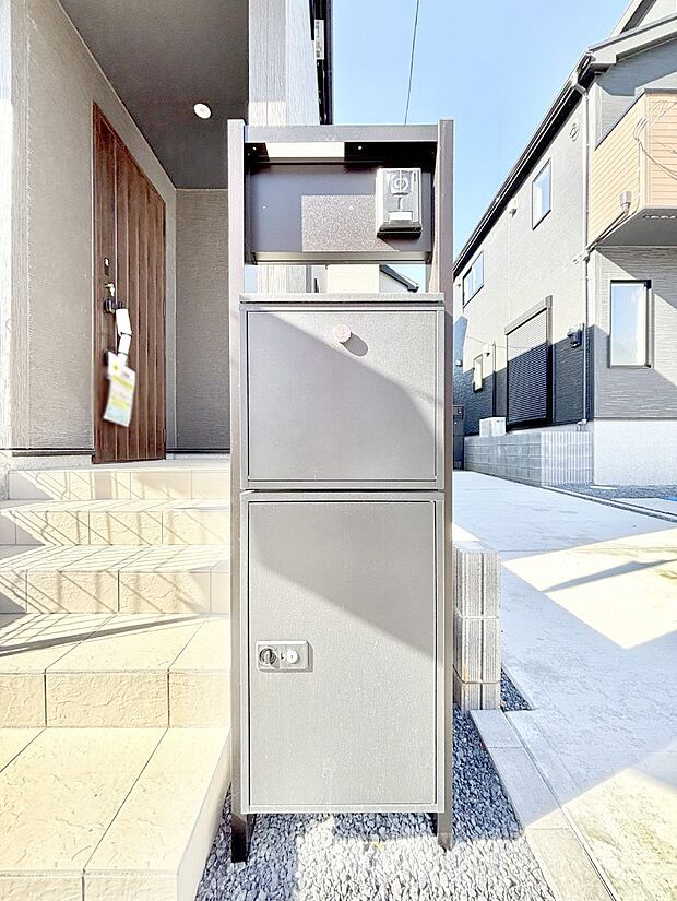 【その他現地】表札・インターホン・ポスト・宅配ＢＯＸをひとつに集約。エントランスになじむシンプルデザイン。